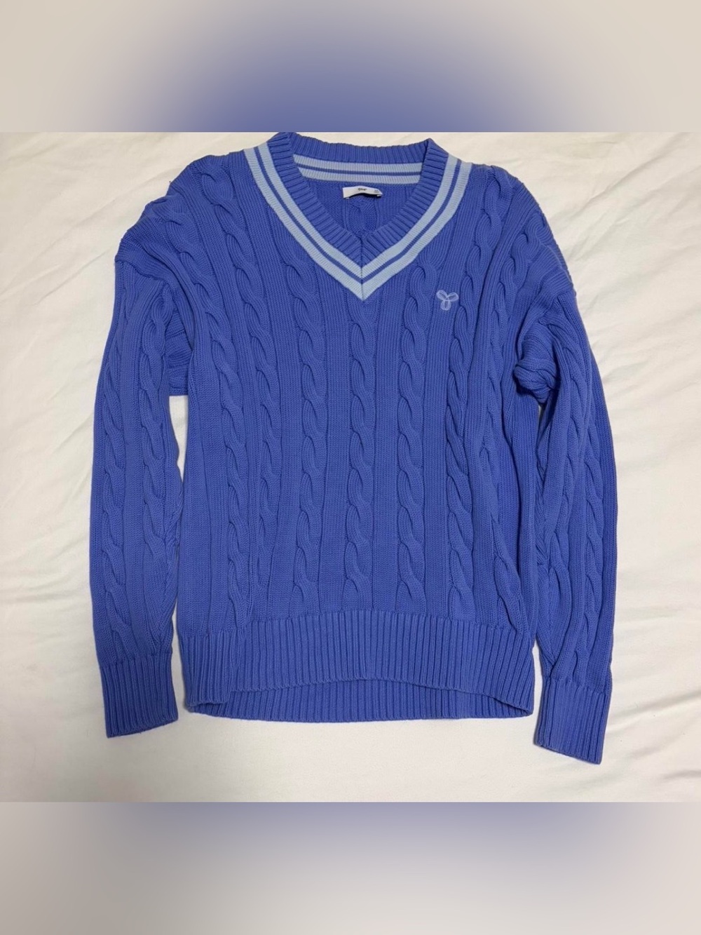 TNA Women's Cable Knit V-Neck Sweater in Periwinkle with Light Blue Trim